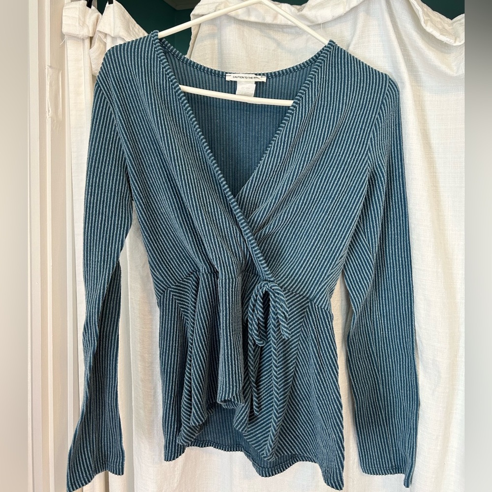Long sleeve front tie shirt size M